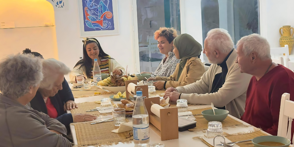 Personnes en situation d'handicap et leur aidant entrain de manger