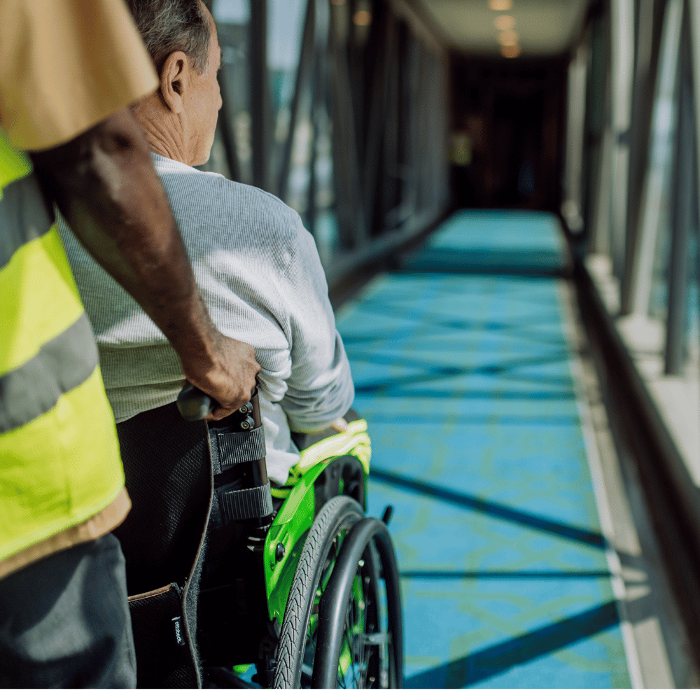 Personne en fauteuil roulant à l'aéroport