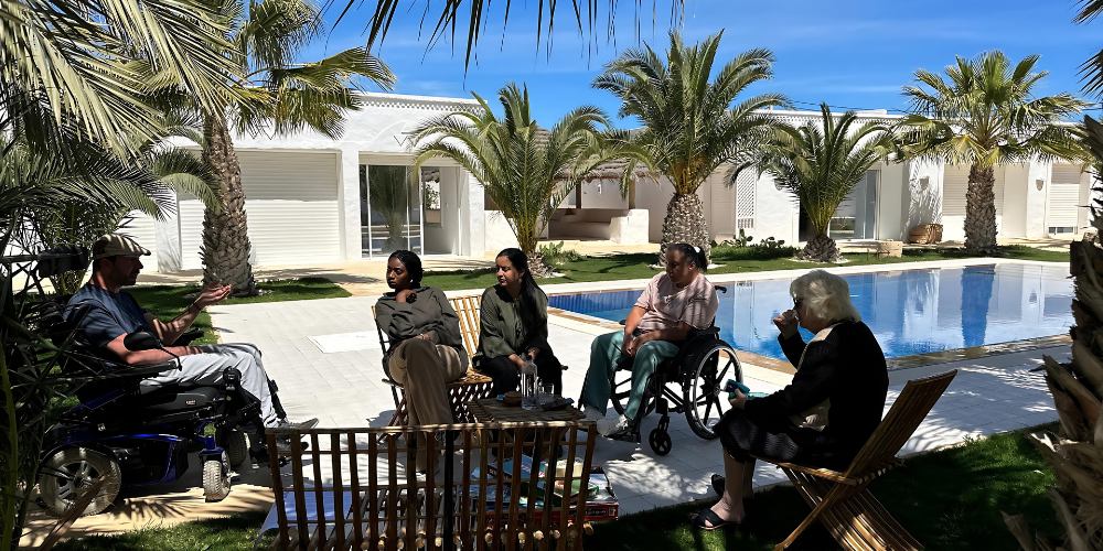 Personne en situation d'handicap dans leur résidence avec les aidants