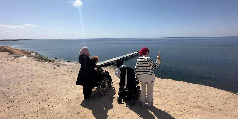 Personnes en situations d'handicaps en Tunisie entrain de faire une activité au bord de la mer